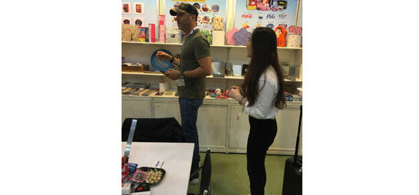 2016年香港禮品展，為客戶介紹產(chǎn)品